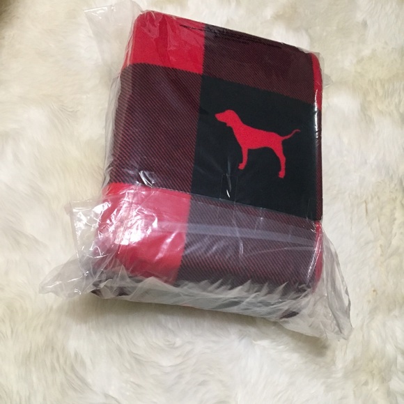 VS PINK Sherpa Blanket Red Black Plaid Perfect Valentine's Day Present NWT - Picture 9 of 13